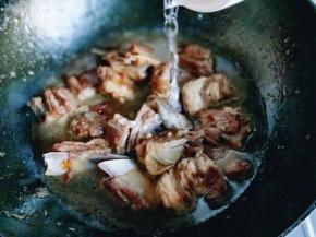 加入清水。(适当多加一些，因为要炖的久一点)