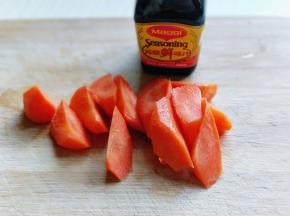 胡萝卜去皮切菱形块。