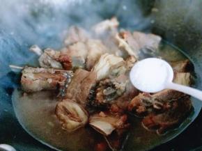 加入盐，烧开后转小火慢炖至羊排烂糊。