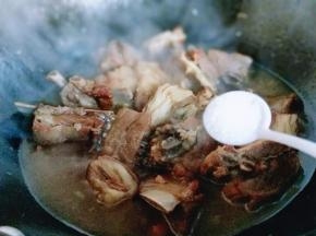 加入盐，烧开后转小火慢炖至羊排烂糊。