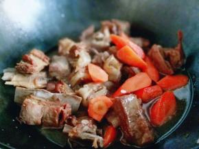 约50分钟的样子，羊排已经酥软，这时加入切好的胡萝卜，继续炖10分钟。