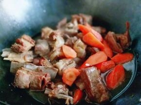 约50分钟的样子，羊排已经酥软，这时加入切好的胡萝卜，继续炖10分钟。