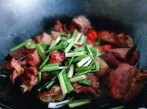 加入大蒜，翻炒均匀即可出锅。