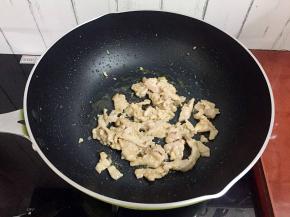 翻炒至变色变白