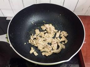 翻炒至变色变白