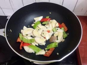 翻炒至杏鲍菇变软