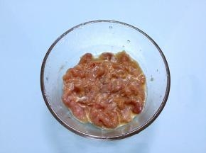 猪肉洗净切成薄片，加入味极鲜酱油、盐、鸡精、料酒、玉米淀粉、食用油抓匀腌制半小时