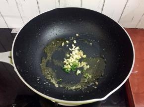 放入葱姜蒜爆香