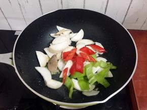 放入杏鲍菇、青红尖椒