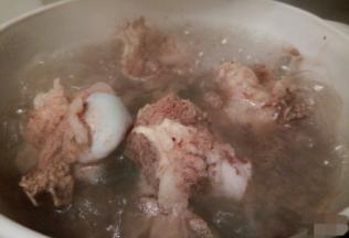 锅里放足够量的清水，放筒骨焯水