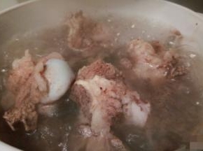 锅里放足够量的清水，放筒骨焯水