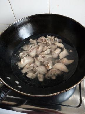 放入清水里开水烫下