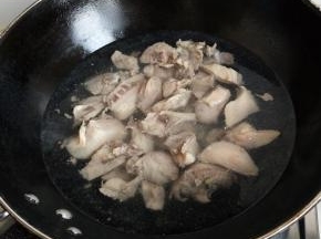 放入清水里开水烫下