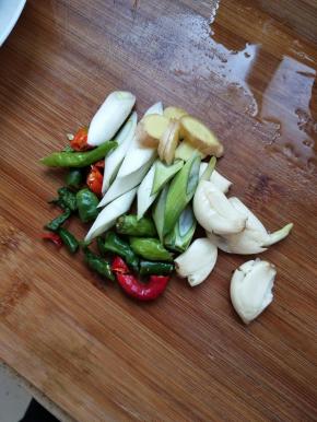 备好葱姜蒜和辣椒