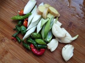 备好葱姜蒜和辣椒