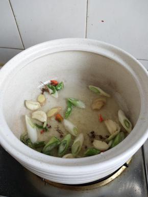 砂锅入油放入作料炒香