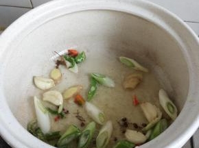 砂锅入油放入作料炒香