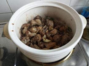 加入酱油和盐入味