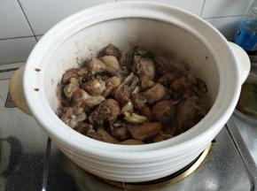 加入酱油和盐入味