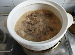 加入开水继续煮沸，加盖烧至鸭肉熟