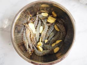 放入葱、姜、料酒腌制一会儿