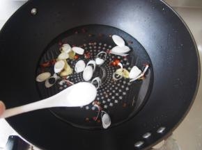 锅内放入调料，煮开
