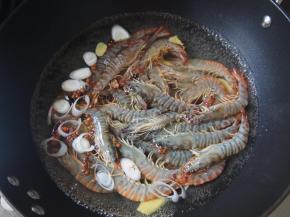 放入竹节虾煮熟