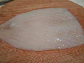 鱿鱼处理干净，平铺案板，斜刀切块，不要切断