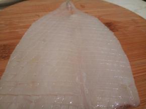 再把鱿鱼竖过来，横着切，也不要切断