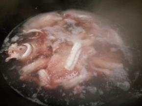 水开加点料酒，下鱿鱼焯水，