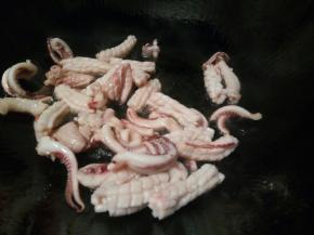 锅里放油，爆香生姜，蒜泥，下鱿鱼翻炒一下