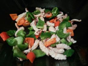 加辣椒块，翻炒片刻