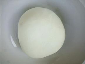 揉成稍硬的光滑面团，盖保鲜膜发酵半小时左右，发酵时间不能太久，因为做花样馒头需要时间，发酵的时间久了，后面的花样还没做好，前面做好的已经二次发酵了