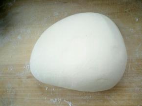 面团拿出来放案板上揉匀