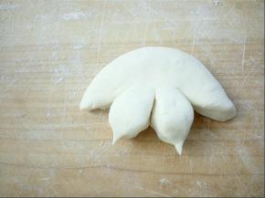 捏出小鸟的嘴部