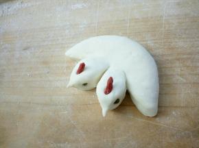 取绿豆给小鸟按上眼睛，枸杞给小鸟做鸟冠