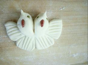 用叉子压出花纹，漂亮的小鸟就做好了，其余的依次做好，盖布醒发到2倍大，开水锅蒸20分钟，焖5分钟