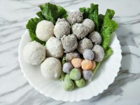 准备好火锅丸子，有鱼丸、牛肉丸、香菇丸、脆皮小丸子，这个大家可以随意，喜欢什么放什么