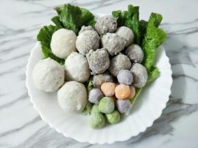 准备好火锅丸子，有鱼丸、牛肉丸、香菇丸、脆皮小丸子，这个大家可以随意，喜欢什么放什么