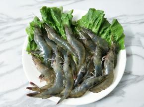 明虾清洗干净，用牙签挑去沙线