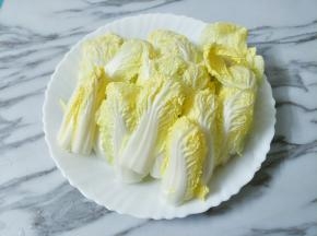 娃娃菜摘洗干净装盘