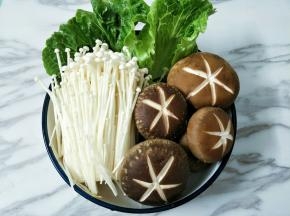 金针菇剪去根部清洗干净，和香菇装盘