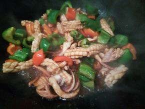 加甜面酱，蚝油，生抽，鸡粉，翻炒均匀就可以