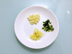 葱姜蒜切末备用
