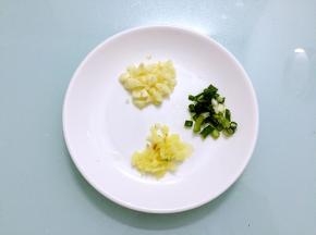 葱姜蒜切末备用