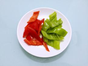 青红尖椒切小块