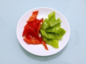 青红尖椒切小块
