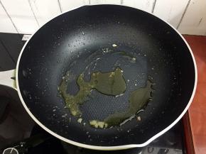 原锅倒入适量的食用油烧热