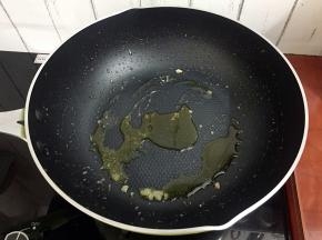 原锅倒入适量的食用油烧热