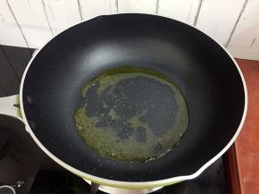 锅中倒入适量的食用油烧热